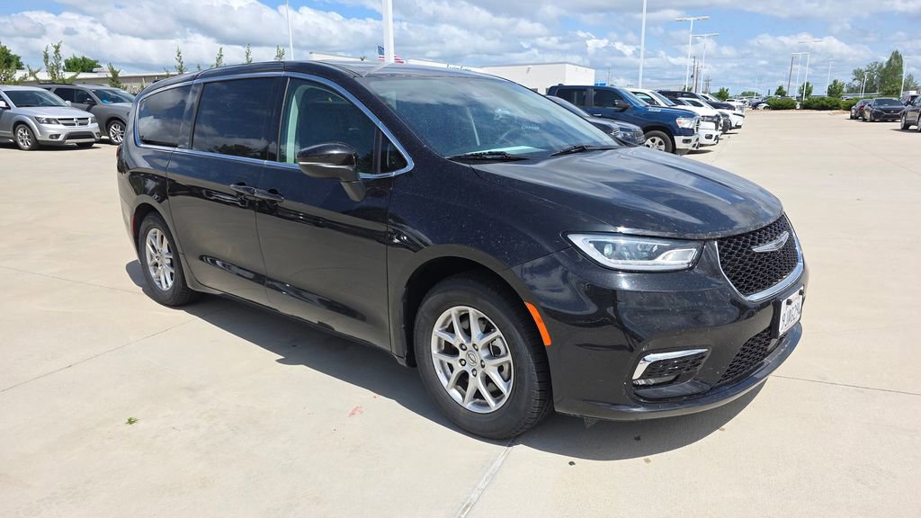 Used 2023 Chrysler Pacifica Touring-L FWD image 7
