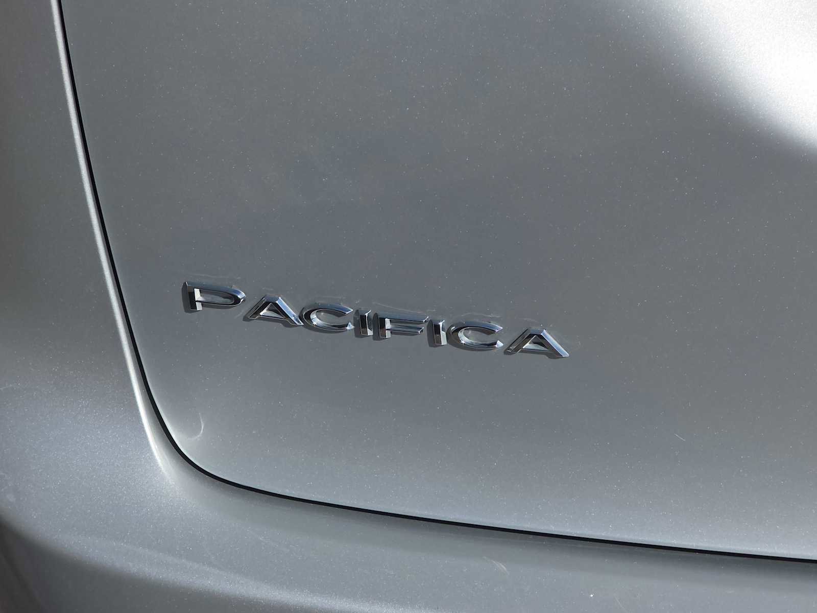 Used 2024 Chrysler Pacifica Limited FWD image 11