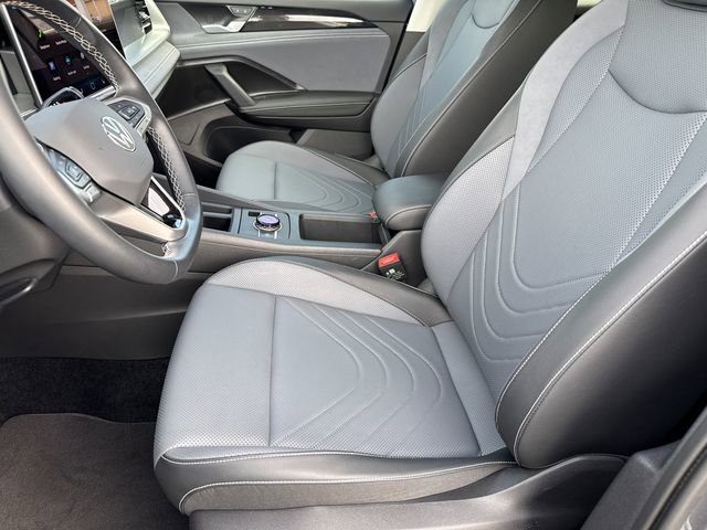 Used 2025 Volkswagen Tiguan SE image 32