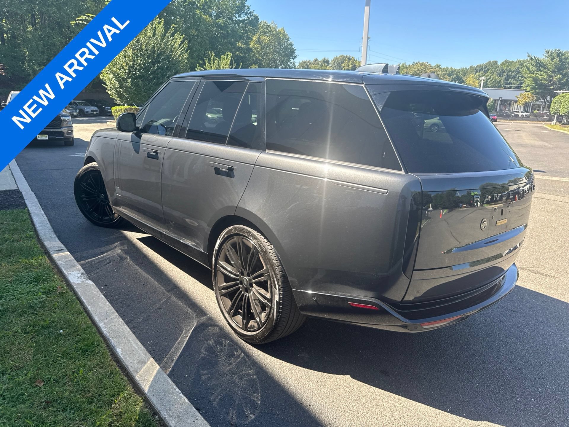 Used 2024 Land Rover Range Rover SE AWD/4WD image 4