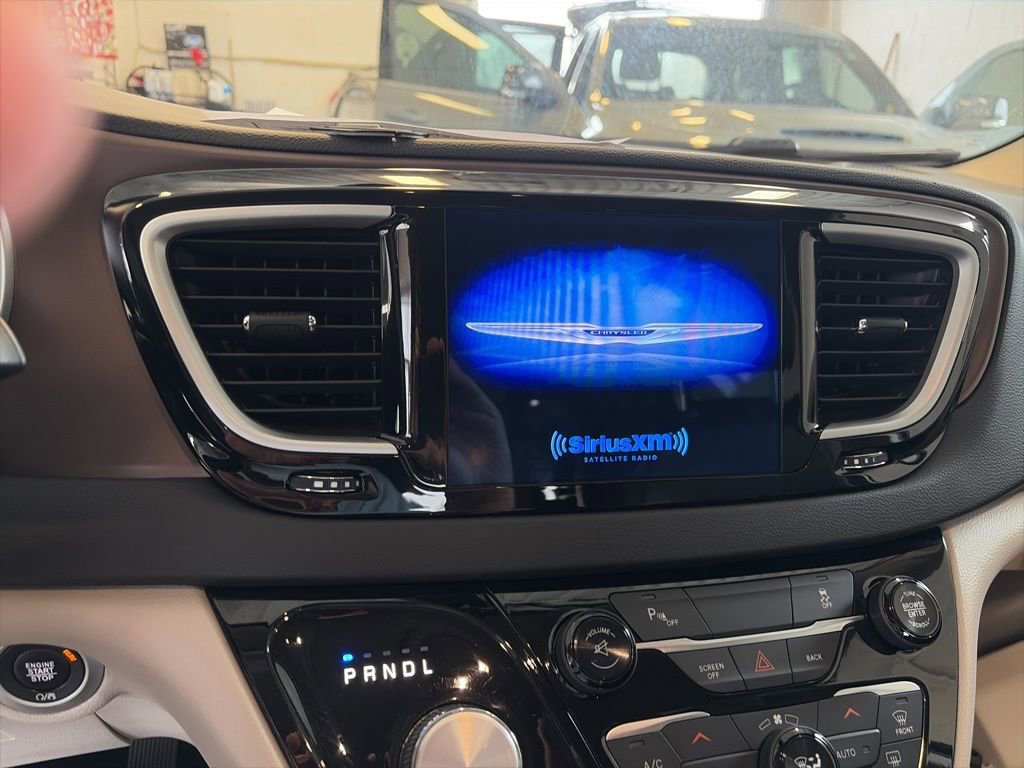 Used 2017 Chrysler Pacifica Touring-L image 40