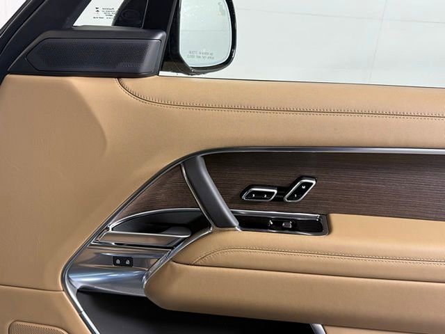 New 2026 Land Rover Range Rover Long Wheelbase SE AWD/4WD image 18
