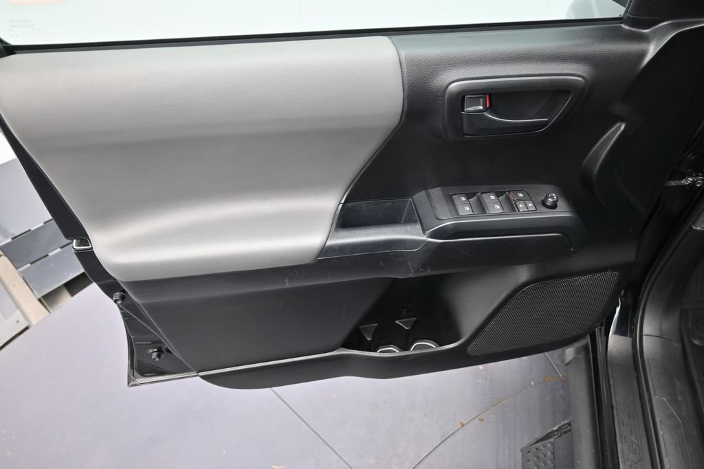 Used 2022 Toyota Tacoma SR AWD/4WD image 9