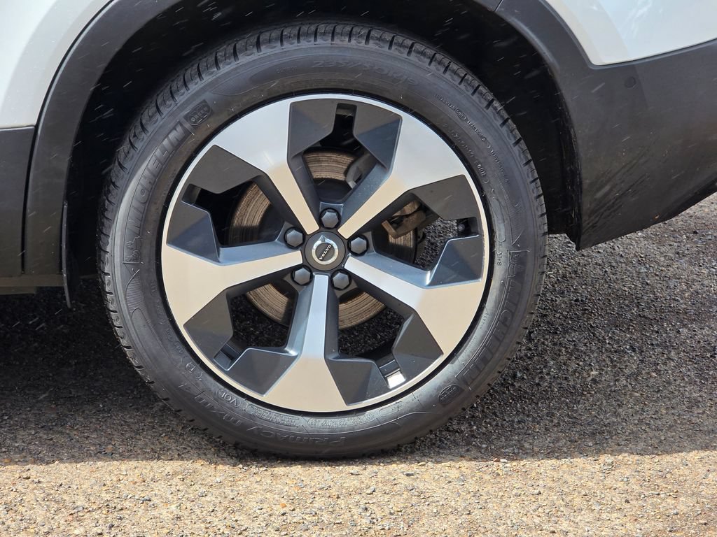 Used 2024 Volvo XC40 B5 Plus AWD/4WD image 33