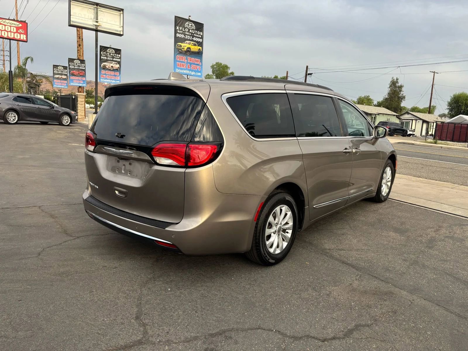 Used 2017 Chrysler Pacifica Touring-L image 6