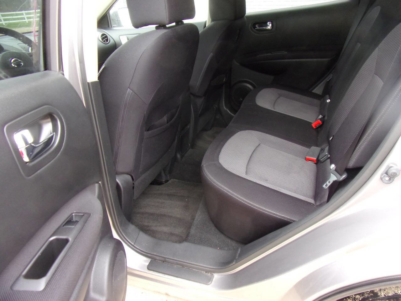 Used 2013 Nissan Rogue SV image 3