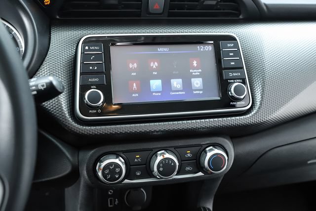 Used 2018 Nissan Kicks S FWD image 28
