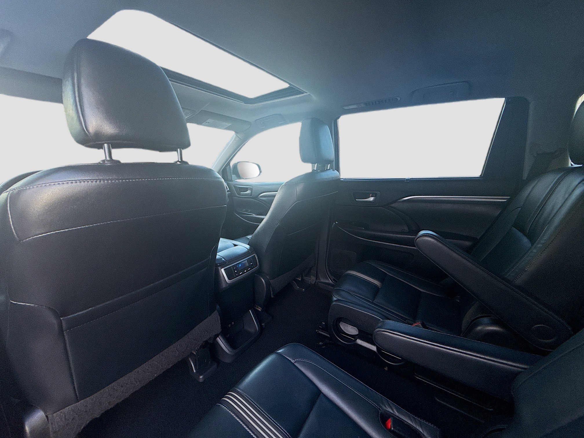 Used 2018 Toyota Highlander SE image 26