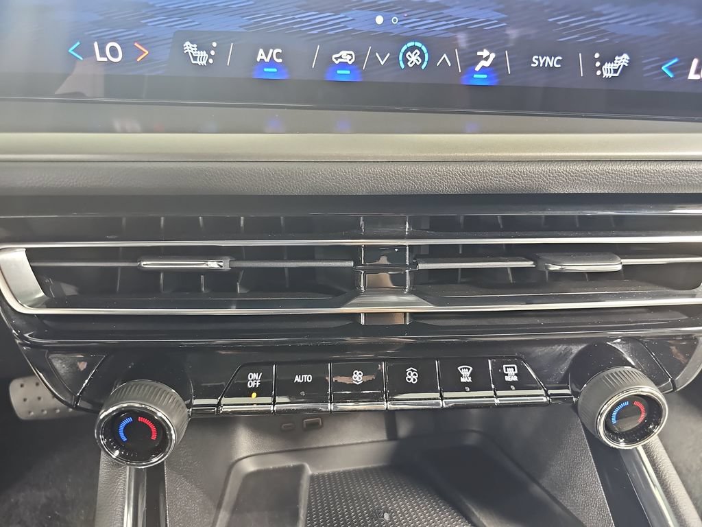 Used 2025 Chevrolet Traverse LT FWD image 31