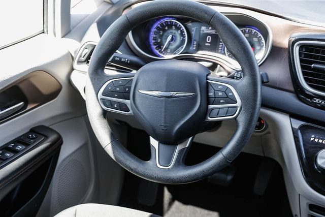 Used 2018 Chrysler Pacifica Touring Plus w/ Tire & Wheel Group FWD image 16