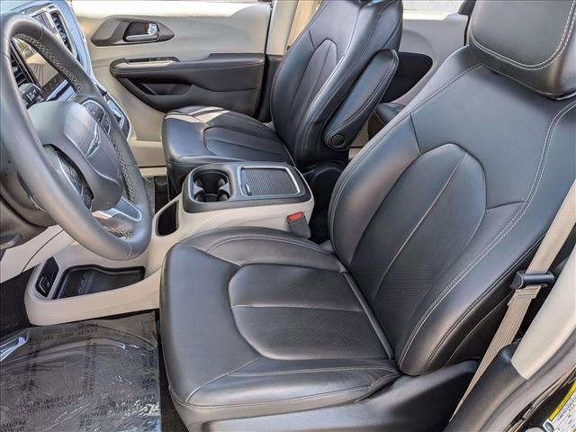Used 2024 Chrysler Pacifica Select image 15