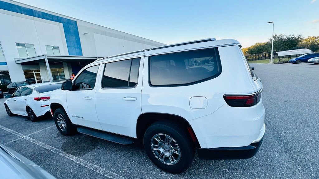 Used 2023 Jeep Wagoneer Base image 10