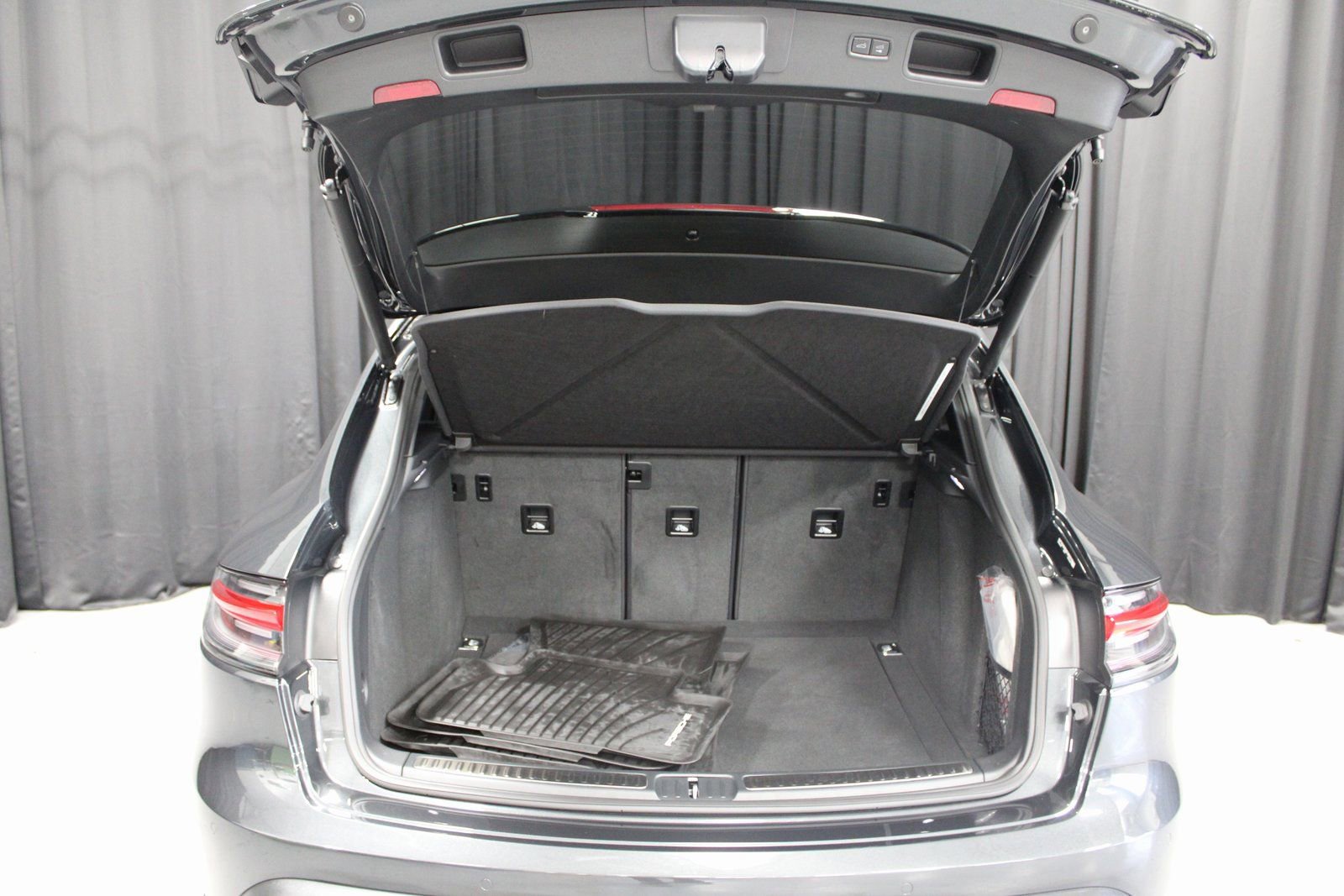 Used 2025 Porsche Macan image 21