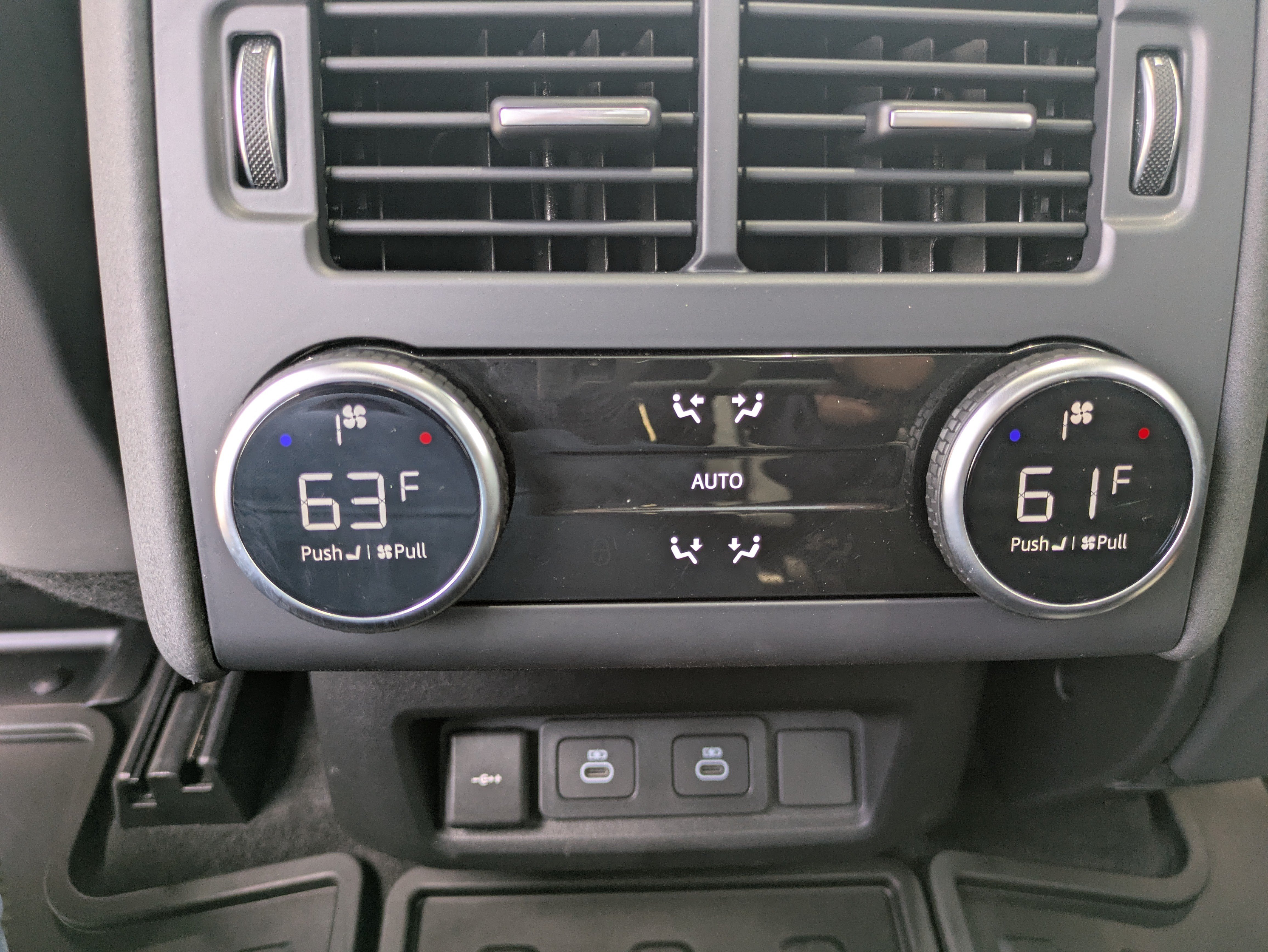Used 2025 Land Rover Discovery Metropolitan Edition AWD/4WD image 13