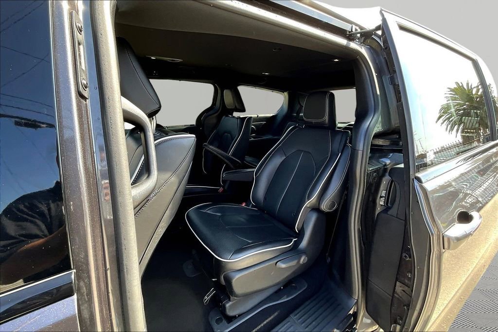 Used 2020 Chrysler Pacifica Limited w/ Advanced Safetytec Group FWD image 21