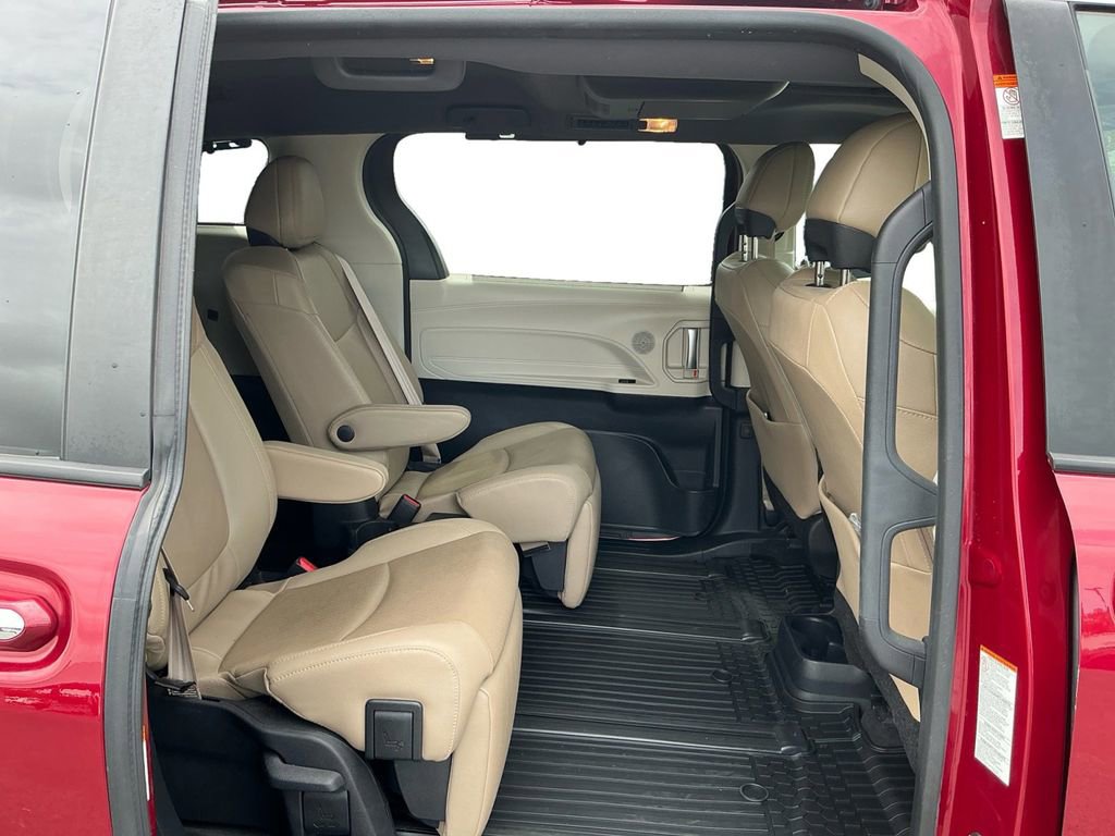 Used 2021 Toyota Sienna Limited image 23