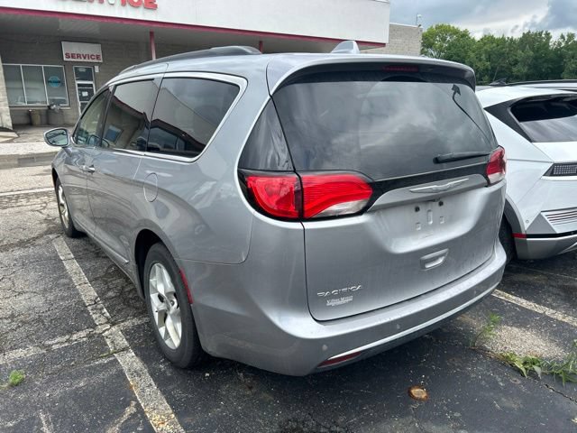 Used 2017 Chrysler Pacifica Touring FWD image 3