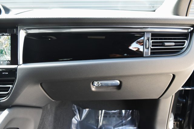 Certified 2025 Porsche Macan image 22
