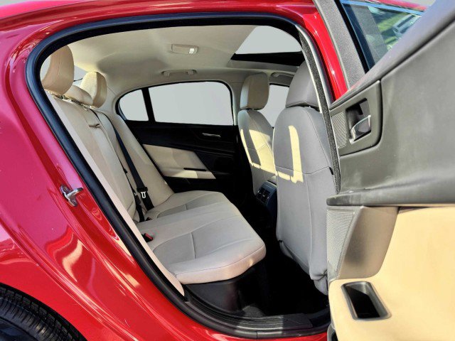 Used 2019 Jaguar XE Premium image 43