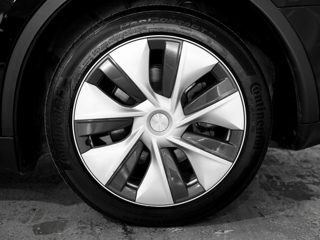 Used 2024 Tesla Model Y Long Range AWD/4WD image 37