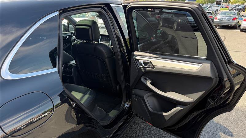 Used 2018 Porsche Macan Turbo AWD/4WD image 43