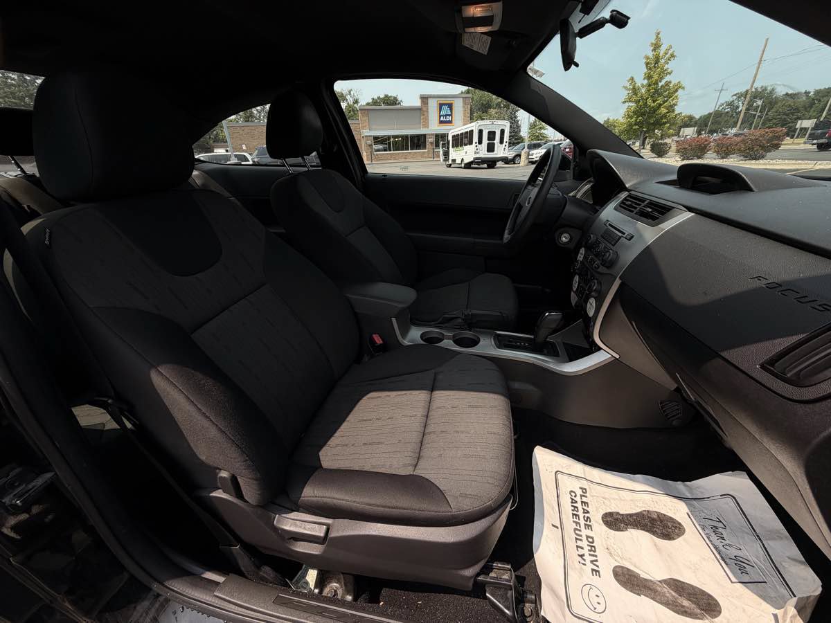 Used 2009 Ford Focus SE FWD image 11