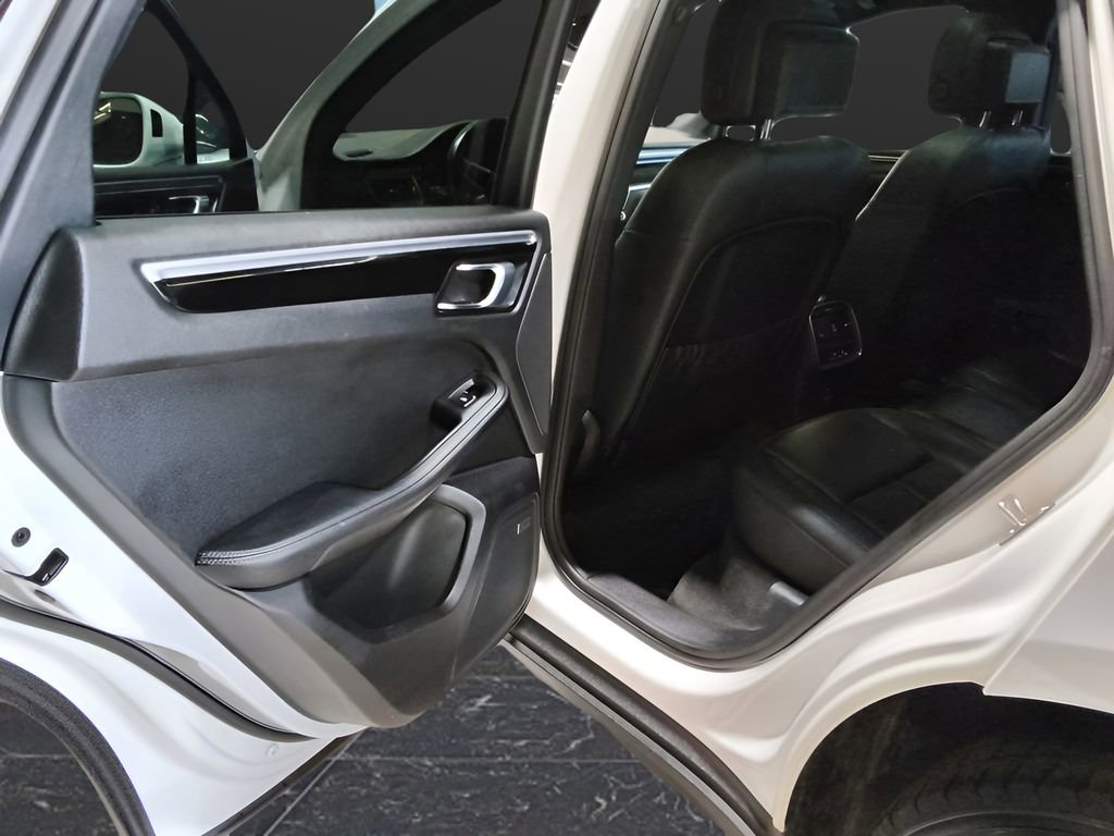 Used 2018 Porsche Macan w/ Premium Package image 19