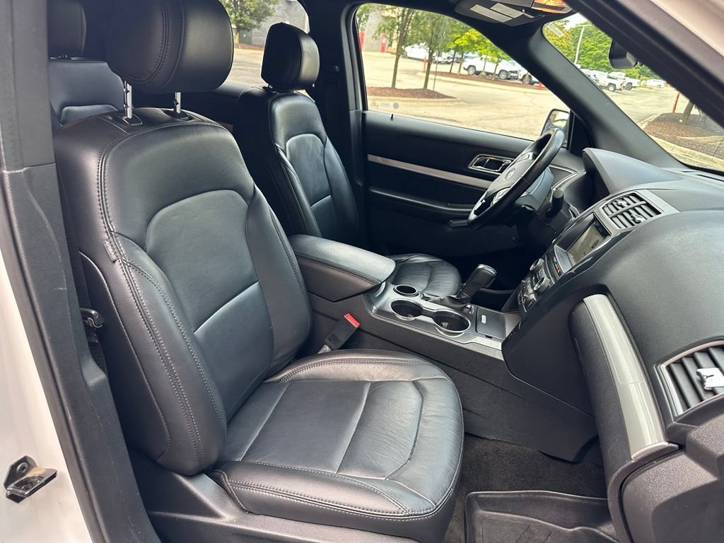 Used 2017 Ford Explorer XLT w/ Equipment Group 202A FWD image 28