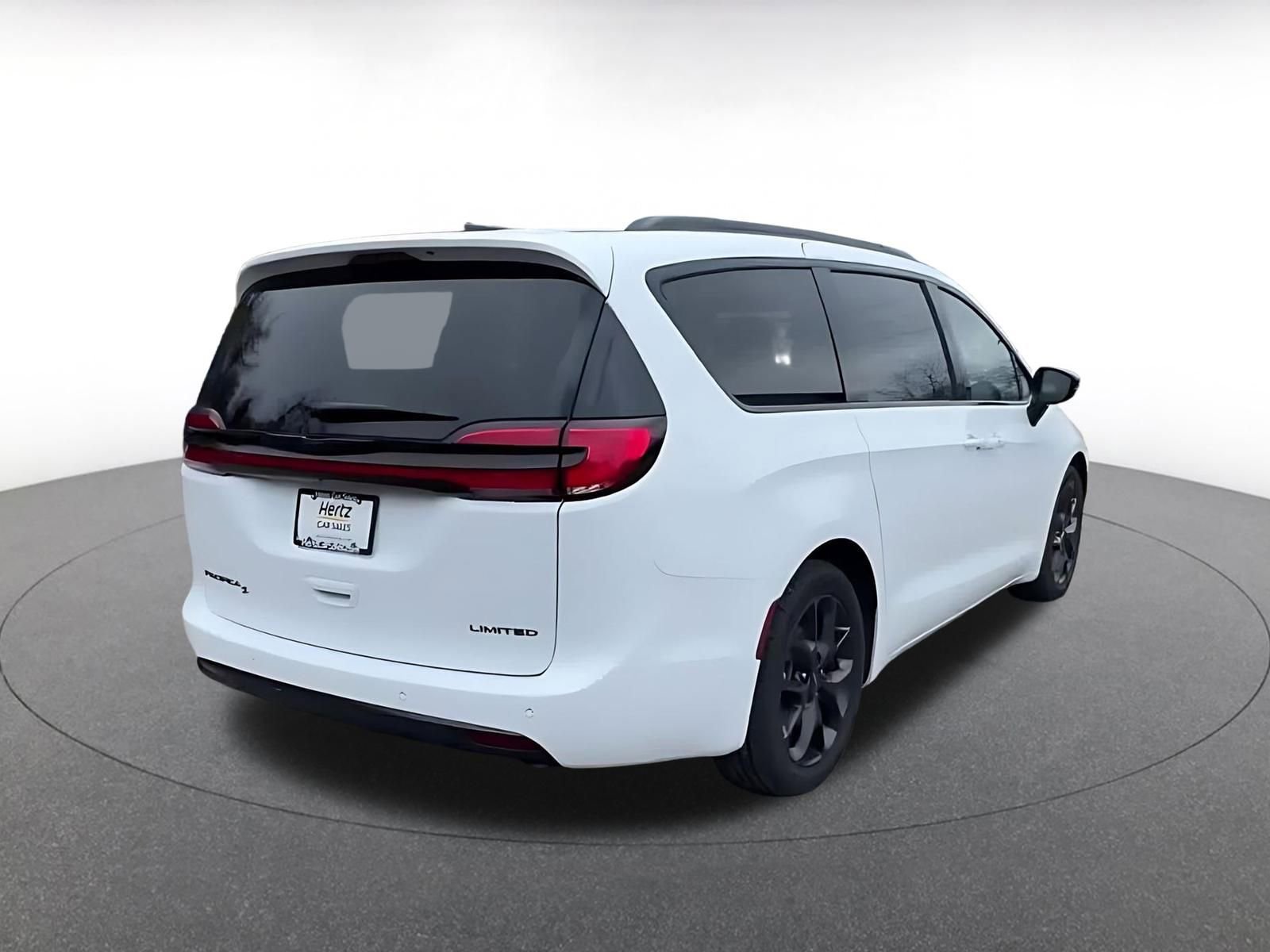 Used 2025 Chrysler Pacifica Limited image 14