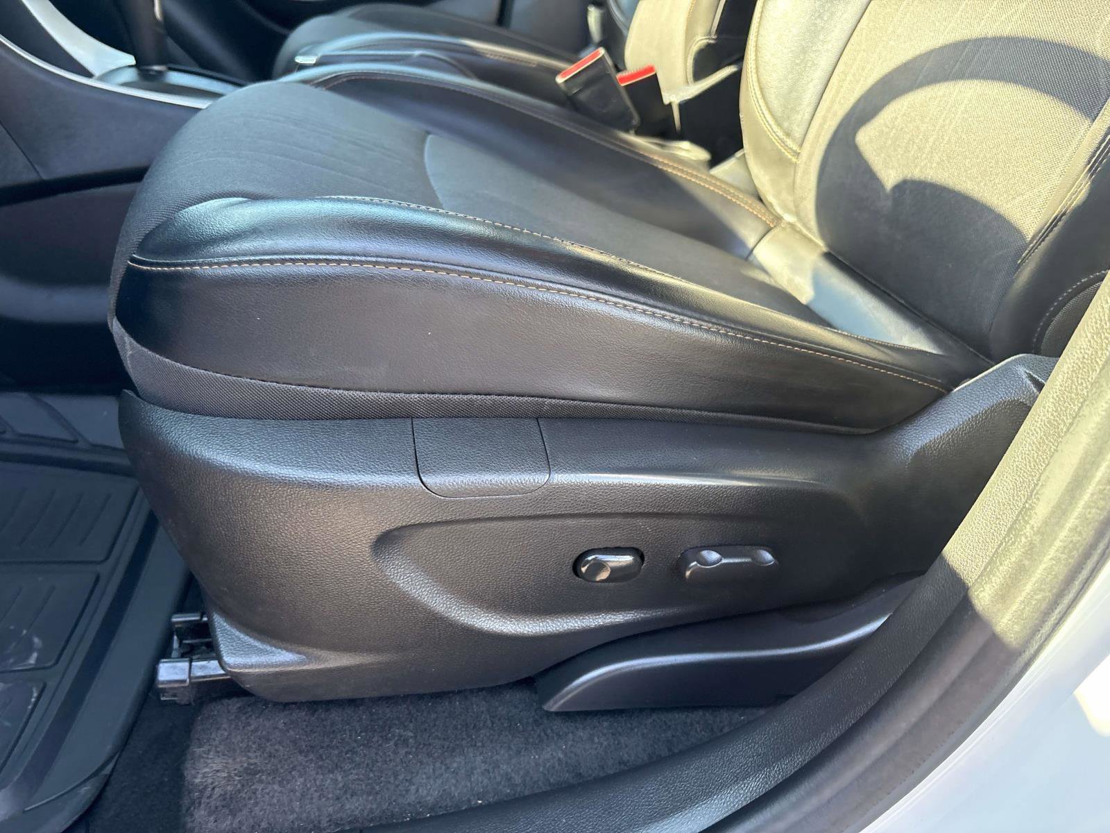 Used 2022 Chevrolet Trax LT w/ LT Convenience Package image 12