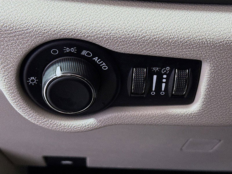 Used 2023 Chrysler Voyager LX image 10