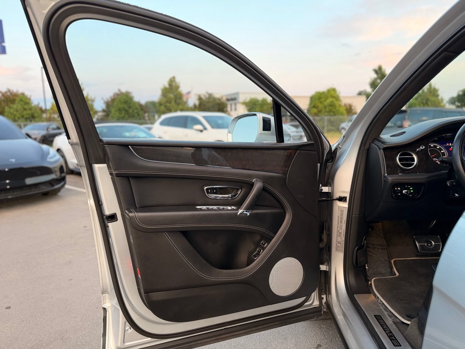 Used 2019 Bentley Bentayga AWD/4WD image 13