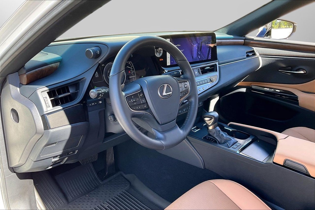 Used 2025 Lexus ES 300h w/ Premium Package FWD image 20