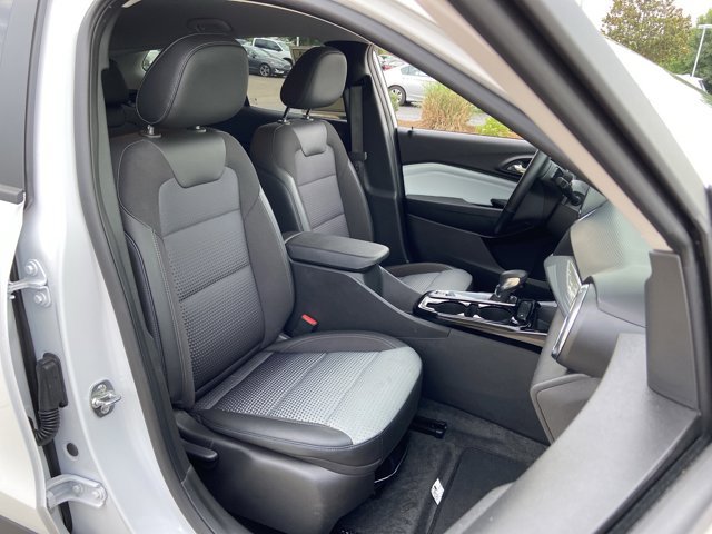 Used 2025 Chevrolet Trax LT w/ LT Convenience Package FWD image 20
