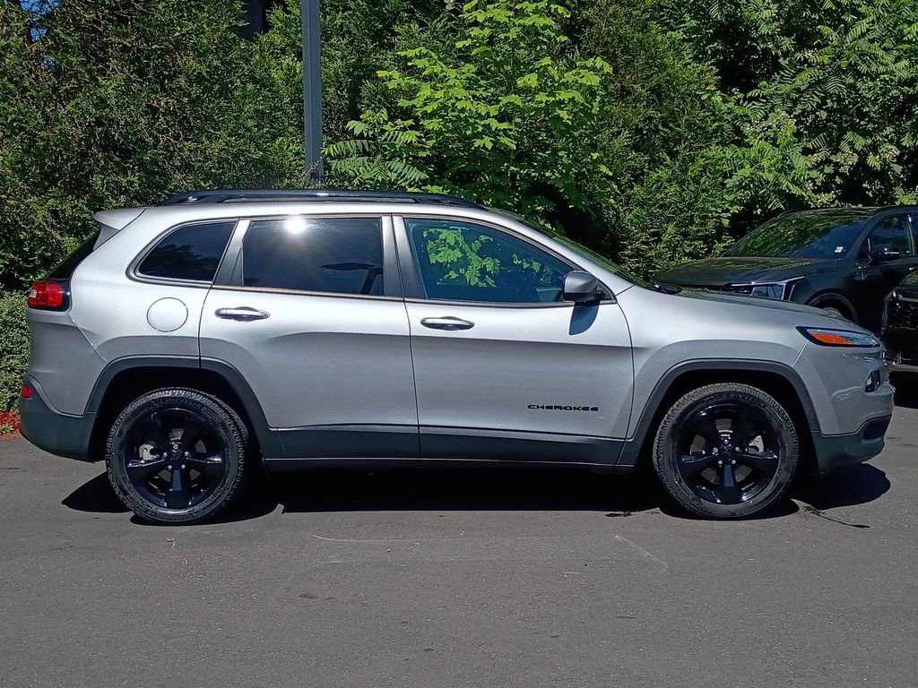 Used 2018 Jeep Cherokee Latitude w/ Altitude Package FWD image 3