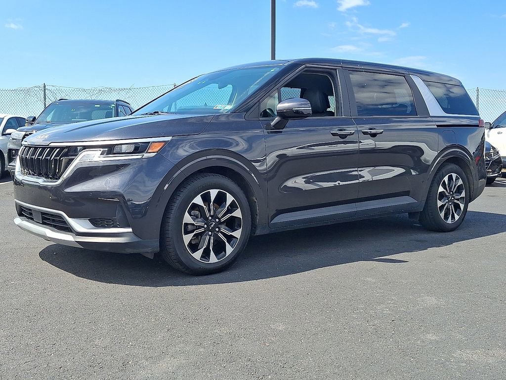 Used 2023 Kia Carnival EX FWD image 3
