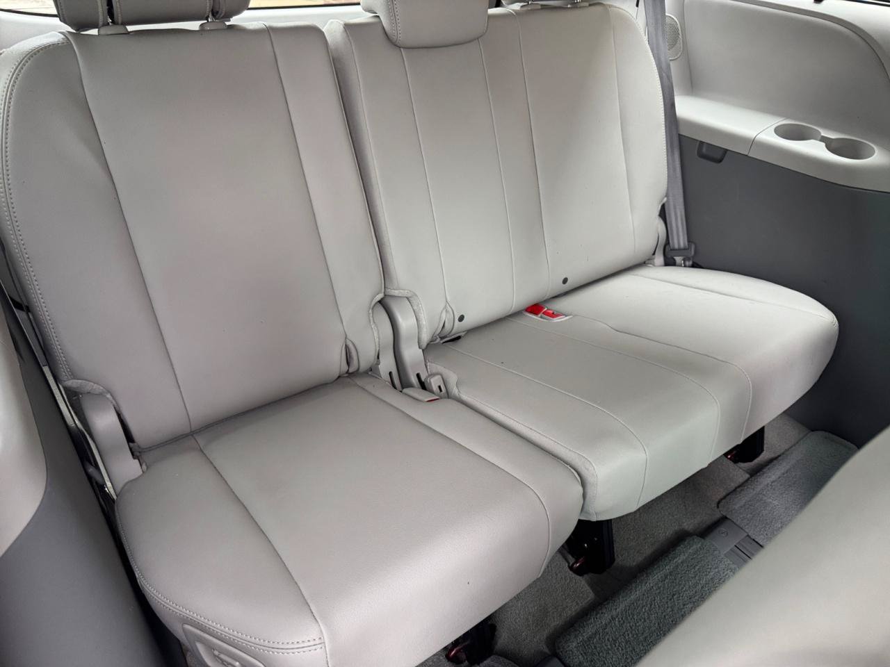 Used 2014 Toyota Sienna Limited w/ Limited Convenience Package FWD image 16
