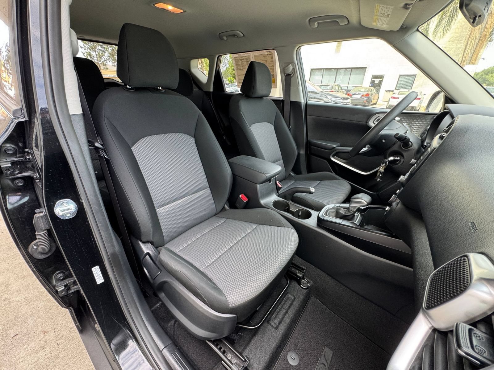 Used 2025 Kia Soul LX w/ LX Technology Package FWD image 33