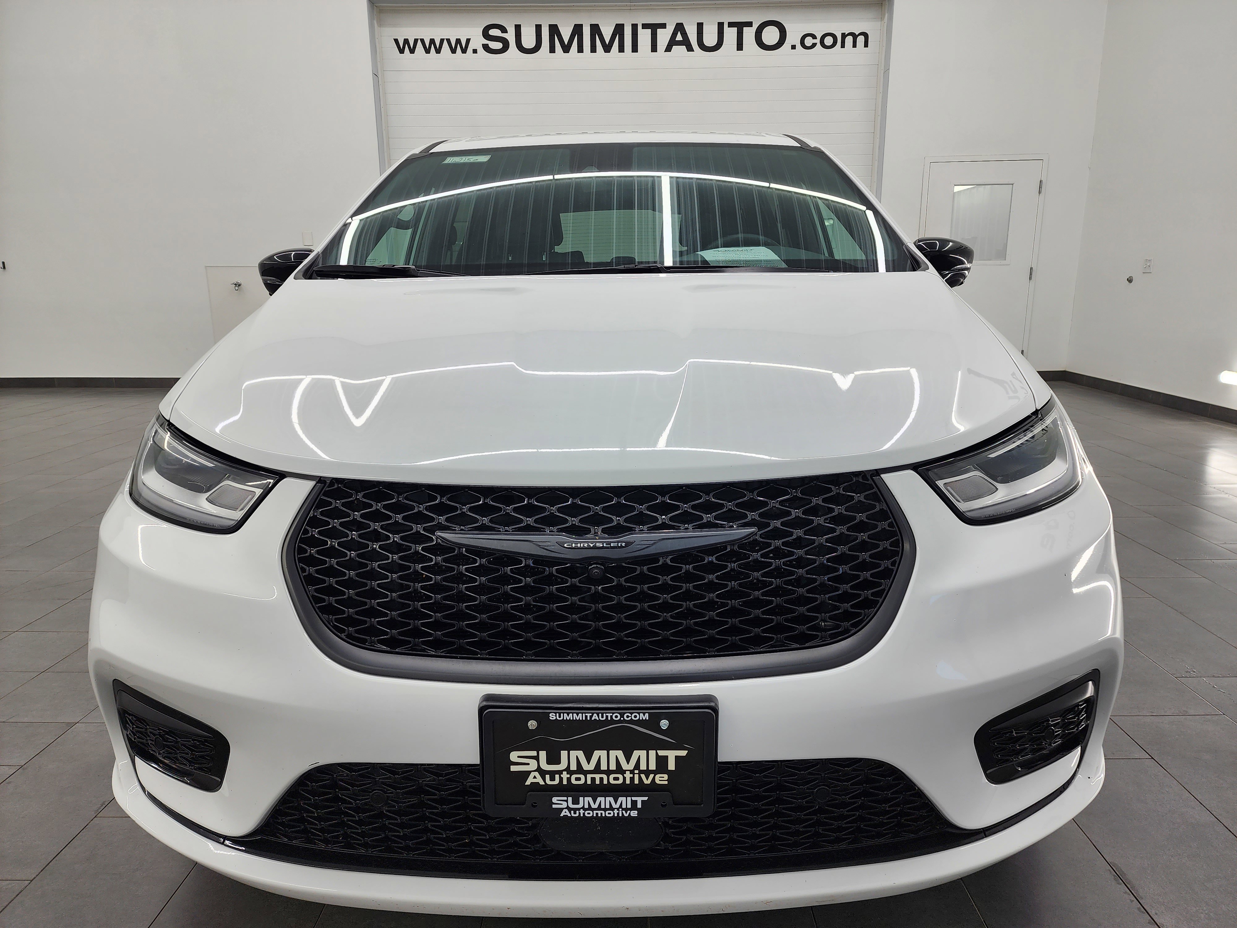 Used 2024 Chrysler Pacifica Limited image 24