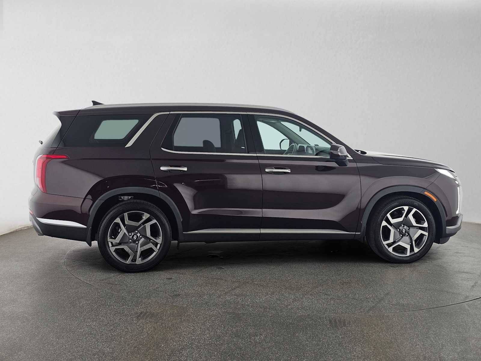 Used 2023 Hyundai Palisade Limited w/ Cargo Package FWD image 2