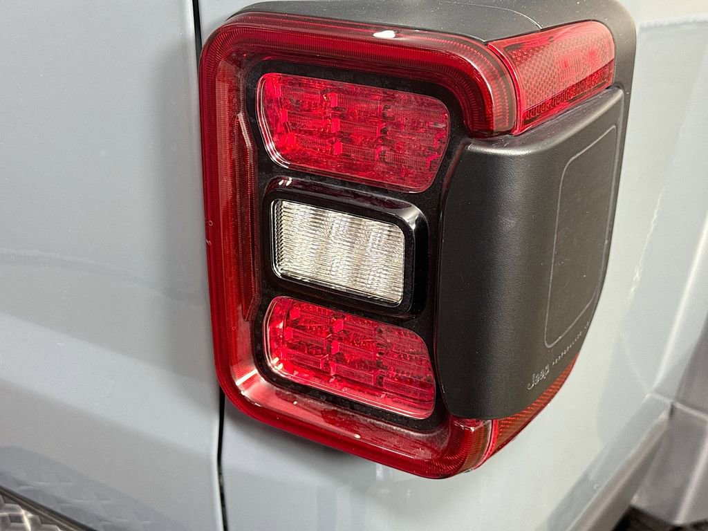 Used 2024 Jeep Gladiator Mojave w/ Technology Group AWD/4WD image 32