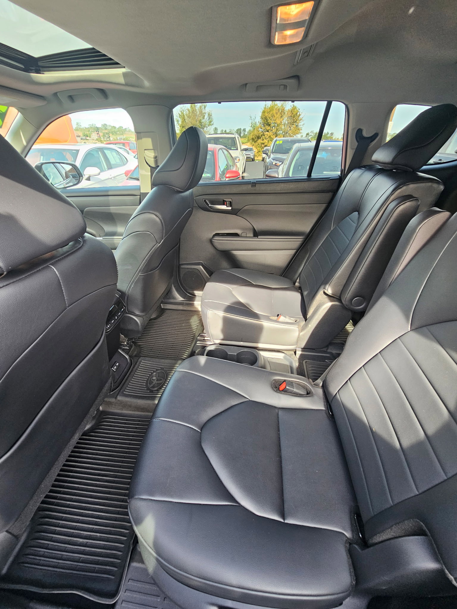 Used 2024 Toyota Highlander XLE image 8