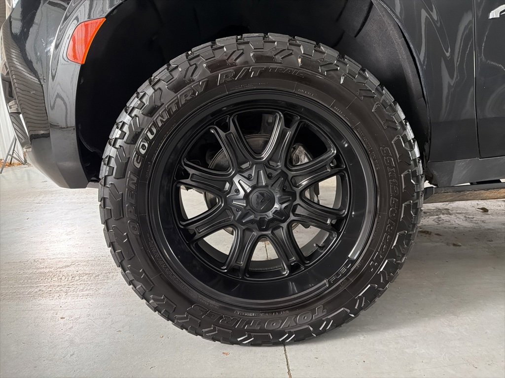 Used 2023 GMC Yukon AT4 w/ Technology Package image 4