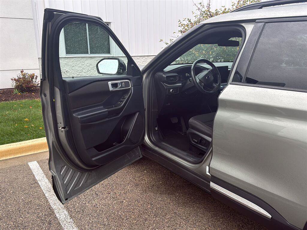 Used 2020 Ford Explorer XLT w/ Comfort Package AWD/4WD image 3