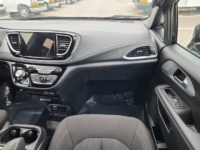 Used 2024 Chrysler Pacifica Touring FWD image 24