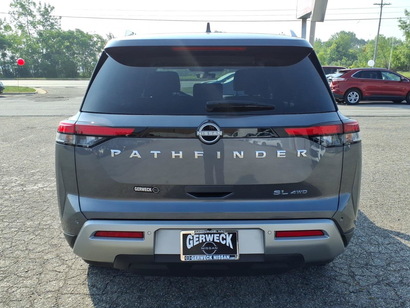 Used 2025 Nissan Pathfinder SL AWD/4WD image 5