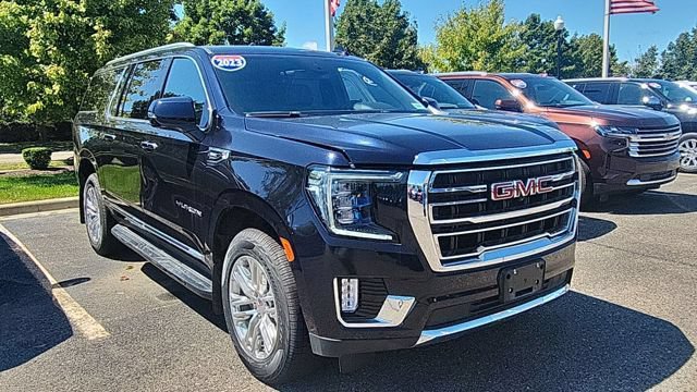 Used 2023 GMC Yukon XL SLT w/ SLT Premium Package AWD/4WD image 2