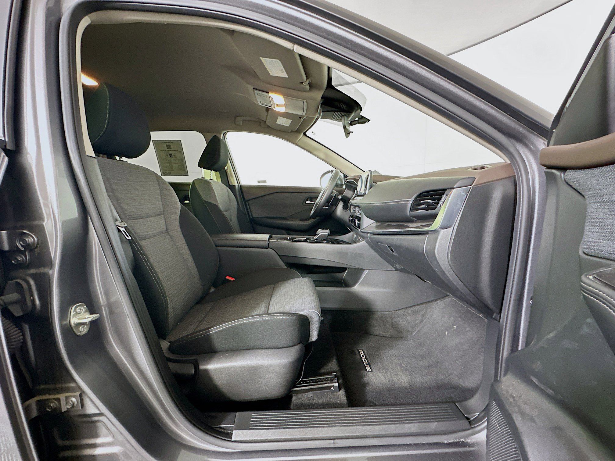 Used 2023 Nissan Rogue SV FWD image 31