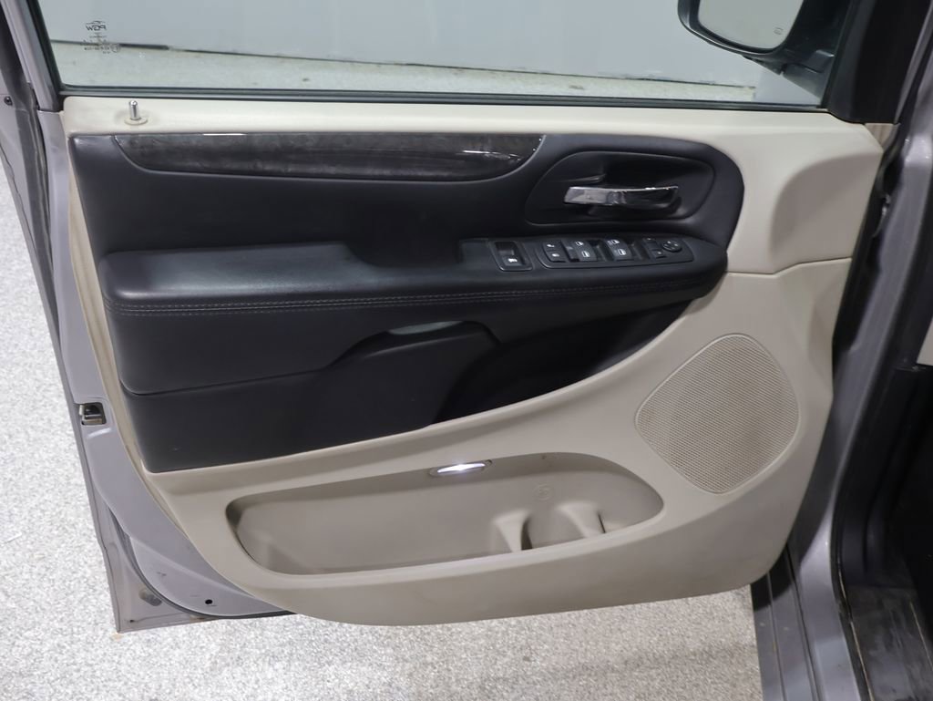 Used 2016 Dodge Grand Caravan SXT FWD image 12