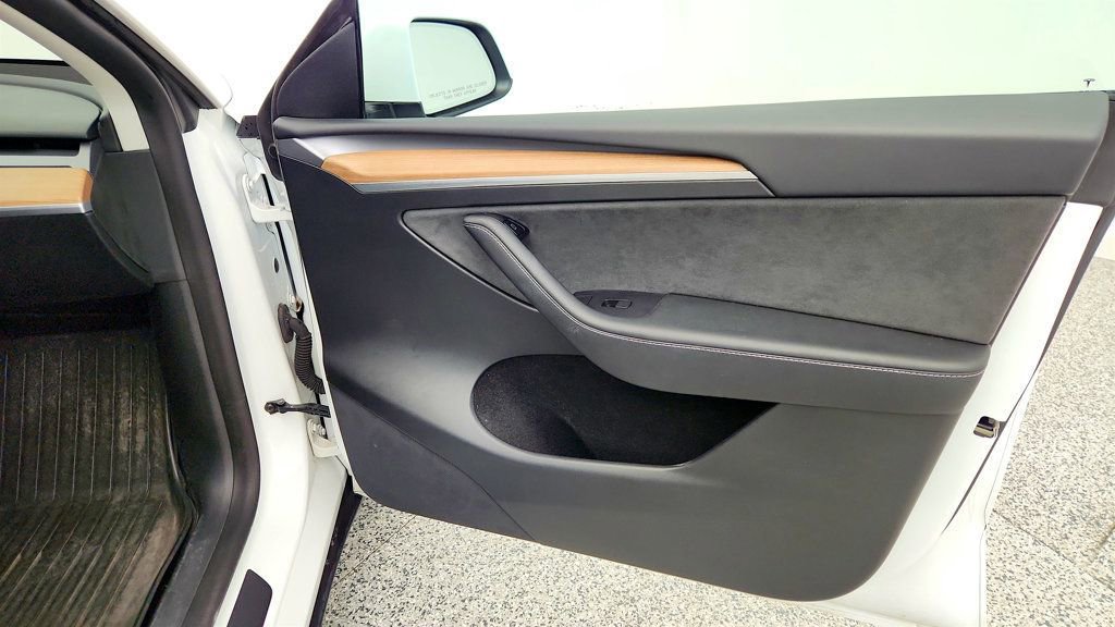 Used 2022 Tesla Model Y Long Range image 27